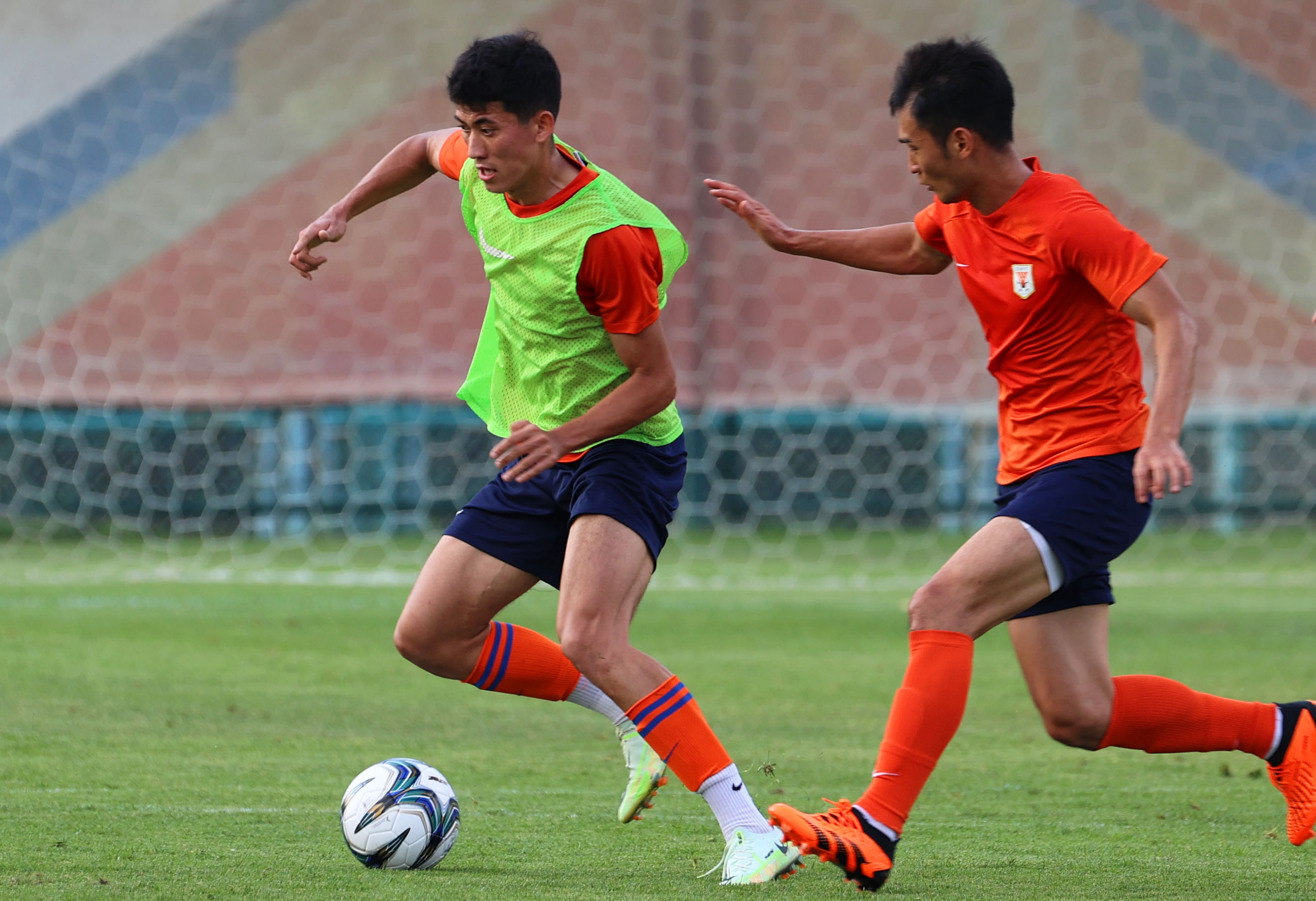 亚洲足球赛事中球员们挥洒汗水,为荣誉拼搏(亚洲足球赛事中球员们挥洒汗水,为荣誉拼搏的是谁) 亚洲足球赛事中球员们挥洒汗水,为荣誉拼搏(亚洲足球赛事中球员们挥洒汗水,为荣誉拼搏的是谁)