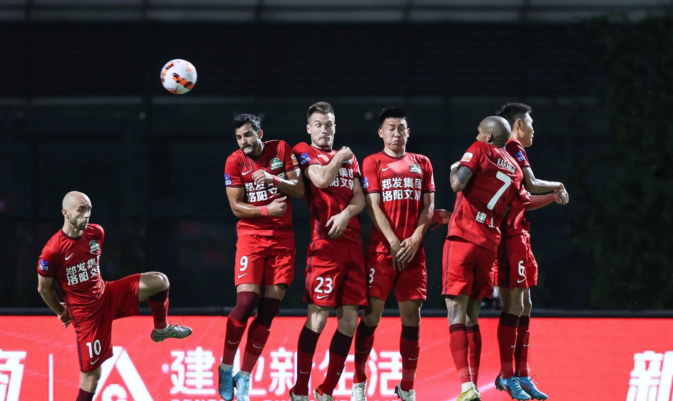 中超联赛新赛程对决展现球队实力对比,球迷热情高涨(中超联赛战况) 中超联赛新赛程对决展现球队实力对比,球迷热情高涨(中超联赛战况)