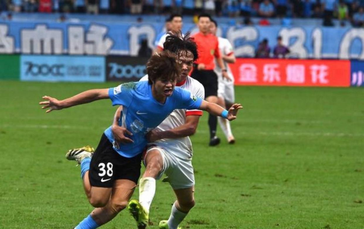 中超联赛新赛程对决展现球队实力对比,球迷热情高涨(中超联赛战况) 中超联赛新赛程对决展现球队实力对比,球迷热情高涨(中超联赛战况)